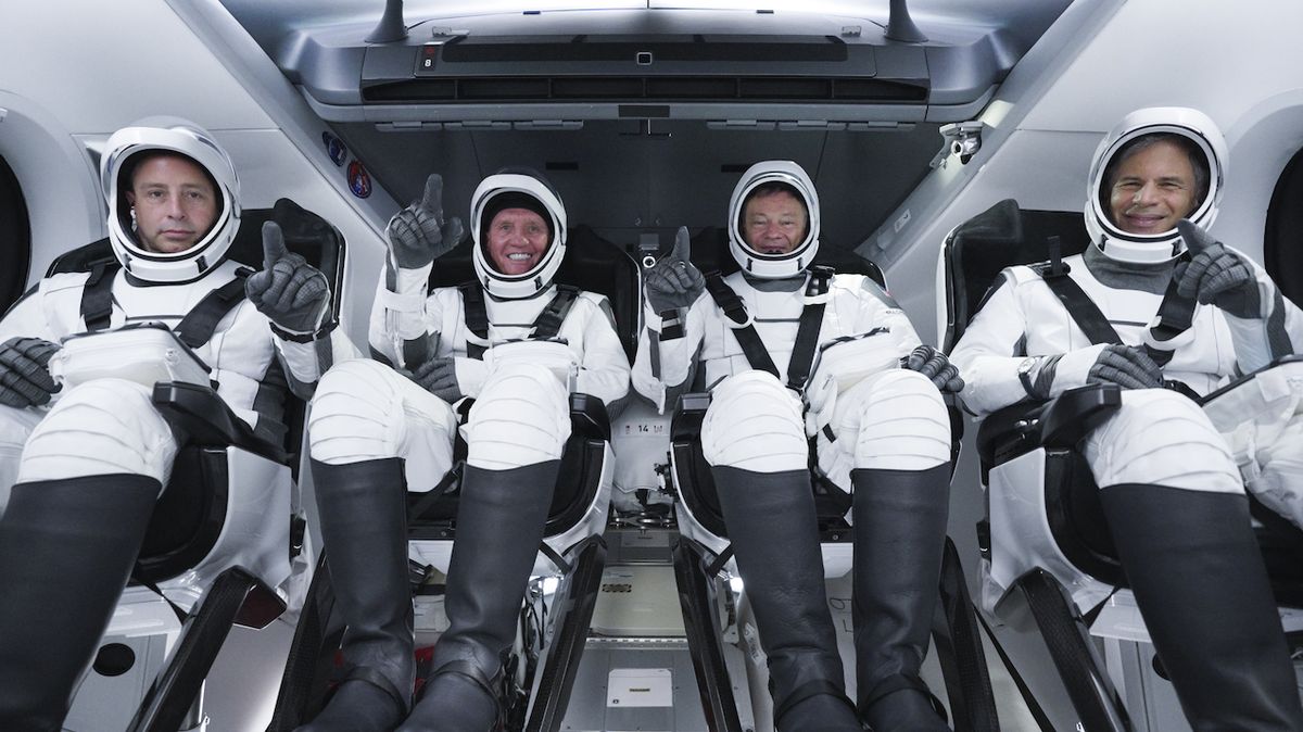 Loď Crew Dragon dorazila k ISS, „soukromí astronauti“ jsou na palubě